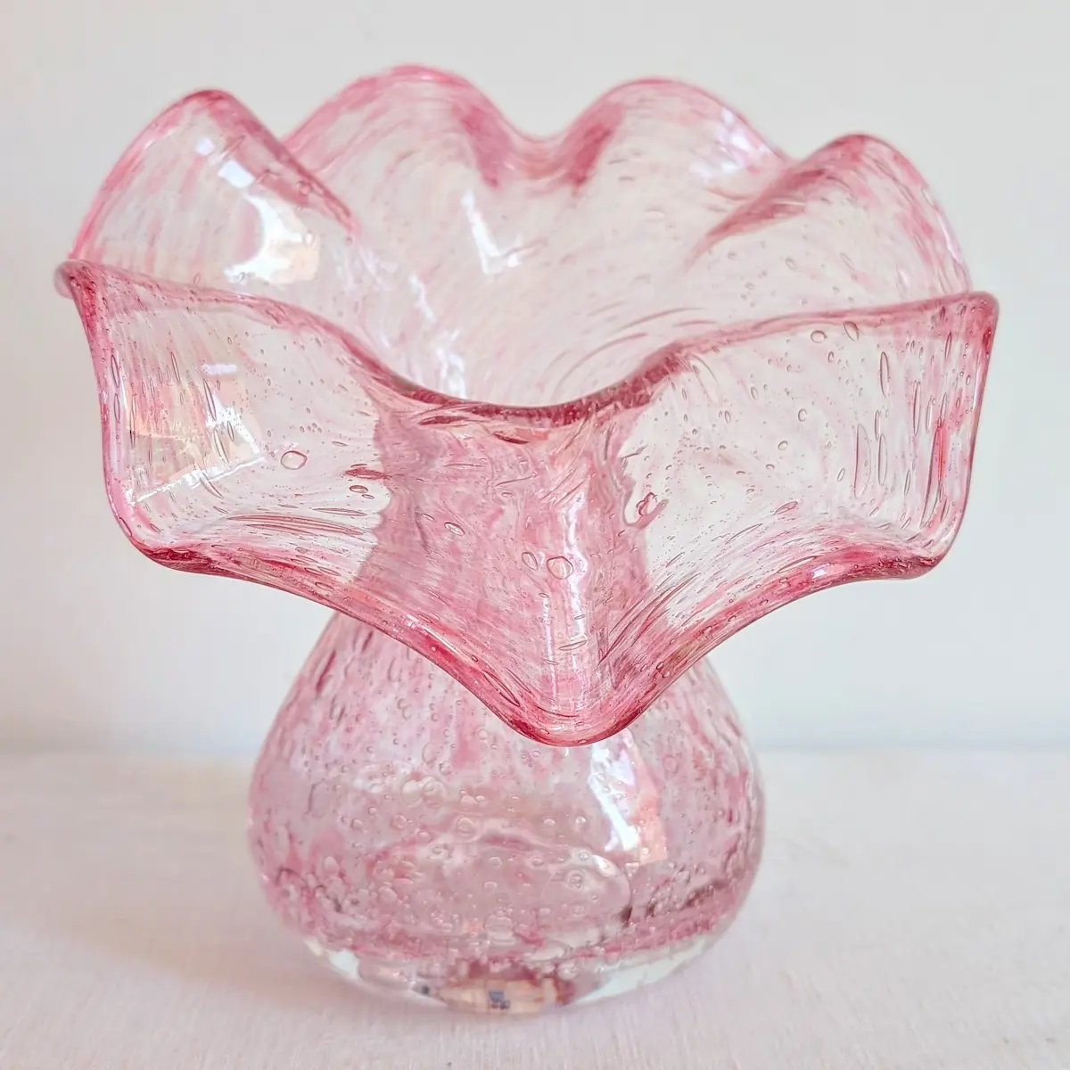 Vase corolle en verre soufflé bullé rose tendre de la Verrerie du Marais