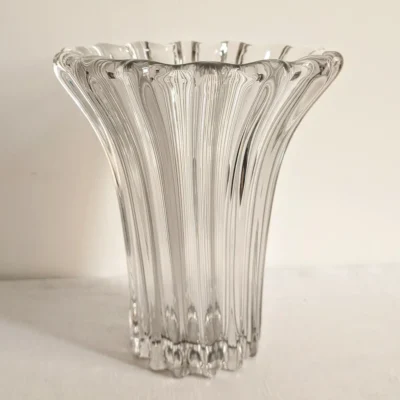 Vase sculptural Art déco en verre cristallin transparent