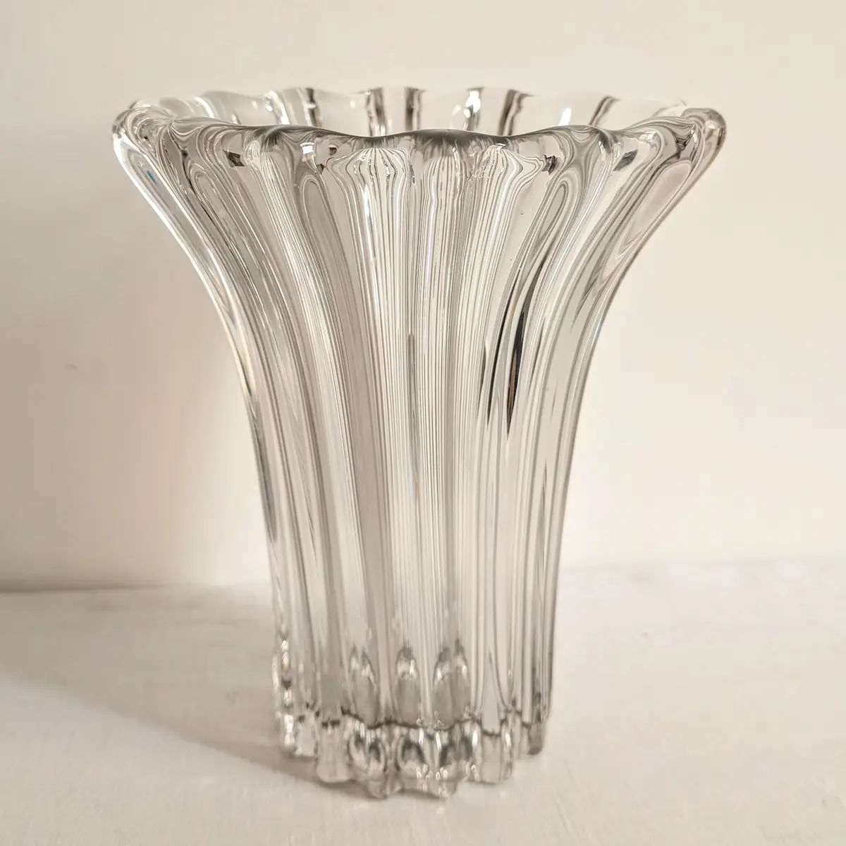Vase sculptural Art déco en verre cristallin transparent