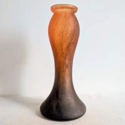 Vase signé Vianne en verre satiné orange et brun – vue générale