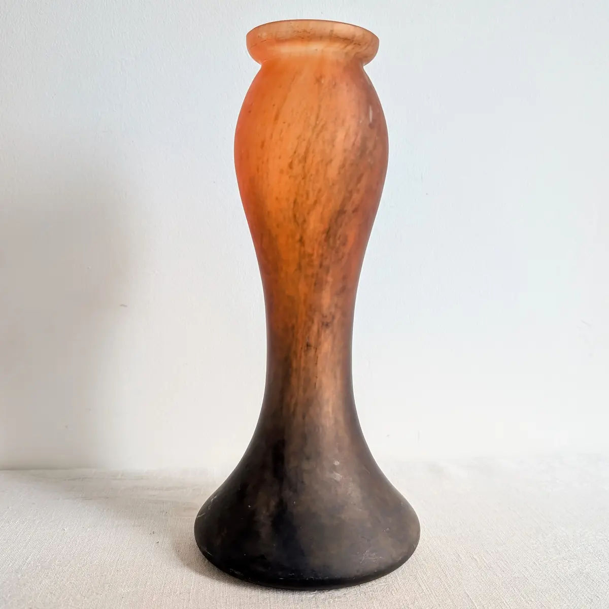 Vase signé Vianne en verre satiné orange et brun – vue générale